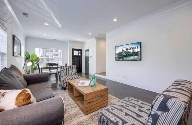 10 Mins To Broadway - Stunning Townhome