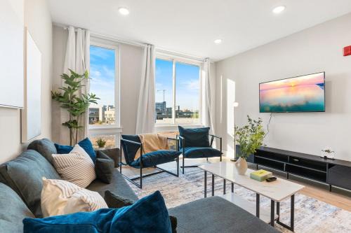 10 mins to Center City, Sleeps 6, With Rooftop Views!