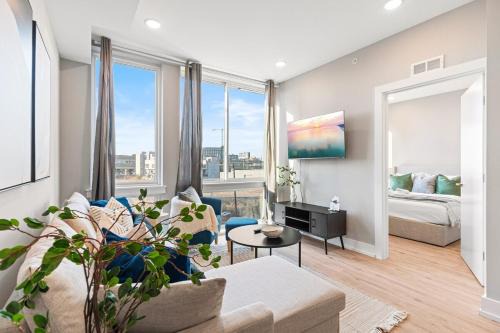 10 mins to CenterCity, With Queen Bed, Views from RT!