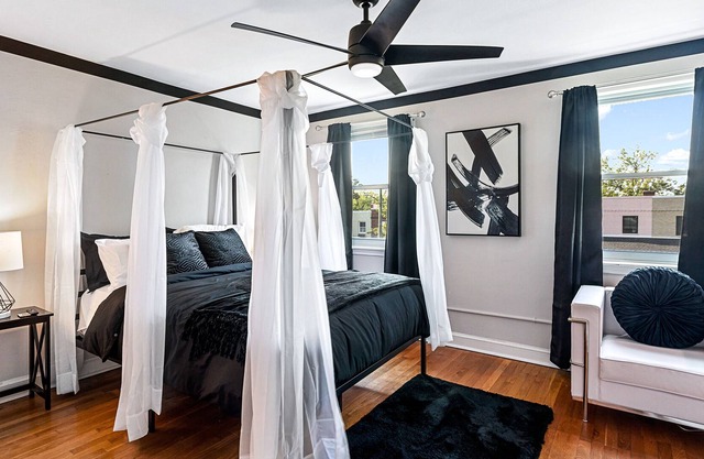 10 Mins to Downtown DC| 5 Min from Reagan Airport| Free Parking On Site| Self Check In|