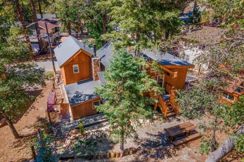 10 Mins to the Lake Hot Tub Game Room Modern Cabin Bearpaw by AvantStay