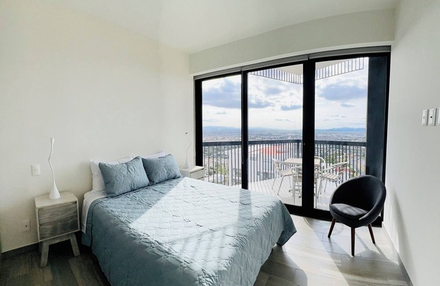 10 minutes from downtown! Ideal for executives, incredible views