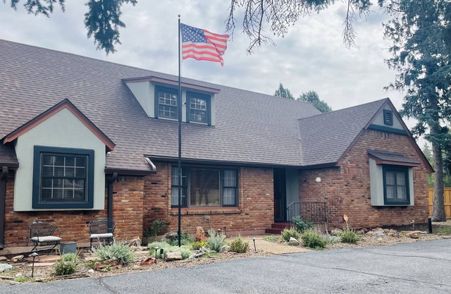 10 minute walk to the Broadmoor, plenty of parking and fast internet STR-0522