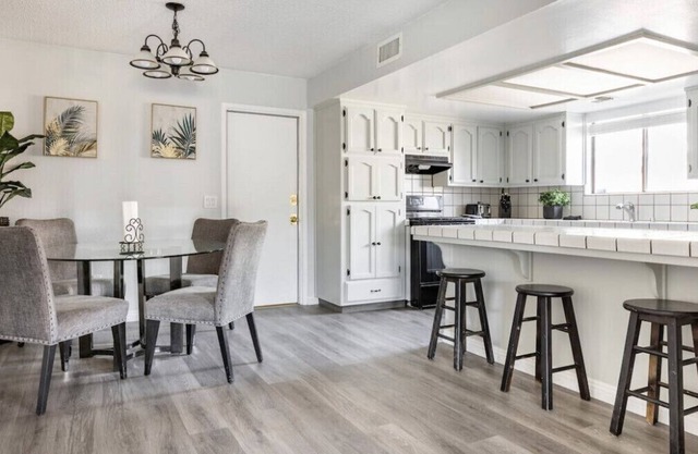 10 minutes from downtown beautiful family home with lots of space.