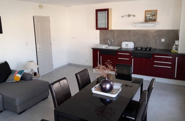 10 minutes from the beaches of ROYAN, terrace, BRIGHT, COMFORT, WIFI and LINEN