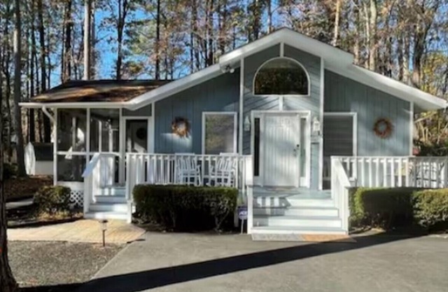 10 minutes to Ocean/beaches, stylish, inviting home on a quiet tree-lined street