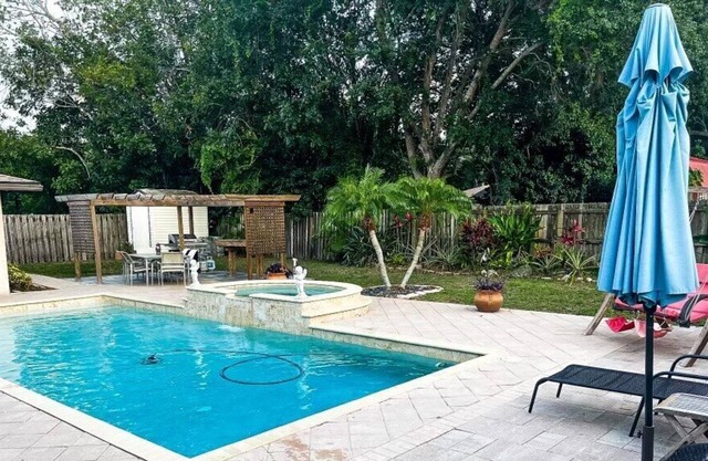 10 minutes to siesta key beach! Hot tub an pool heated two master bedrooms!