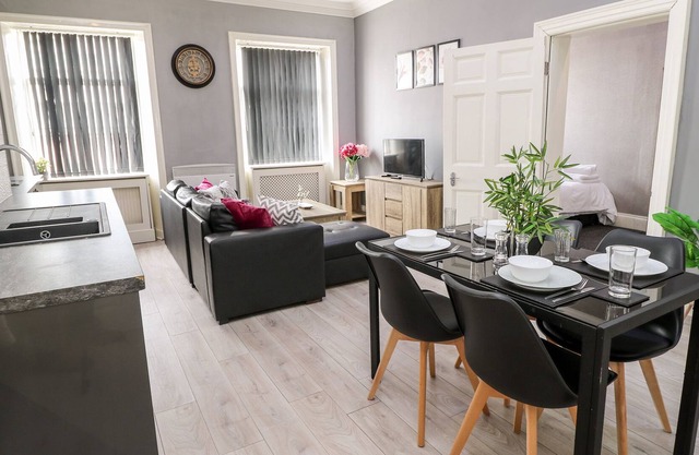 10, ST JOHN'S NORTH APARTMENTS, romantic, with a garden in Wakefield