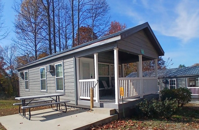 100) Bluebird Farmhouse Style Cabin. Close to Hocking Hills State Park and more!