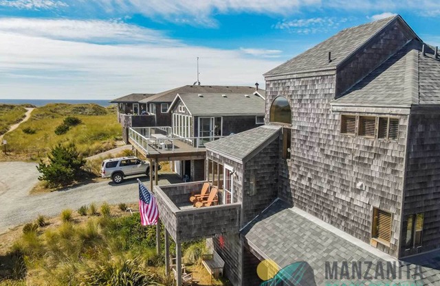 100 feet to the beach, dog friendly, spacious. Quintessential Beach House!