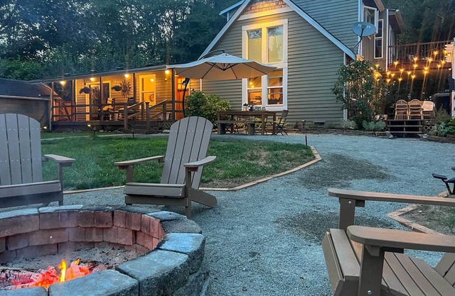 100-Year-Old Farmhouse w/Hot Tub on 5 Acres!