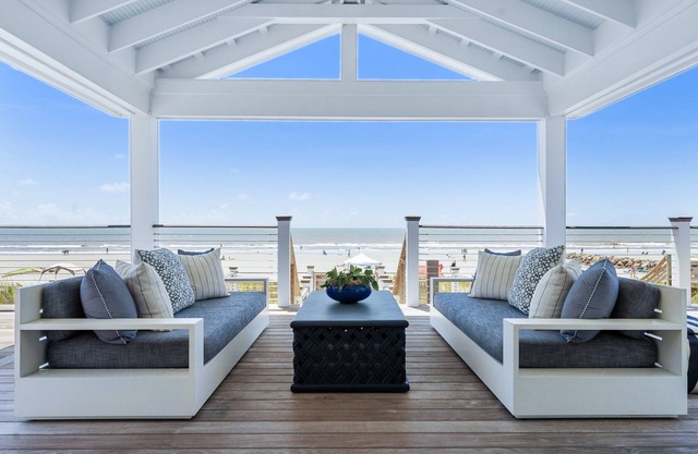 1001 E. Arctic - Out Of The Blue - Unique Outdoor Space- Luxury
