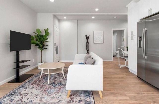 1002 Adeline St. Oakland 2BR City Nest 13mins Walk to BART