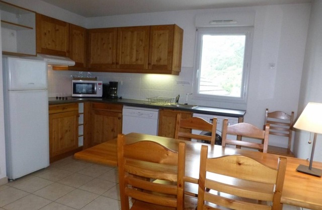 100m from ski lifts, 7th floor, view forest, balcony, tv, 52m², Brides Les Bains
