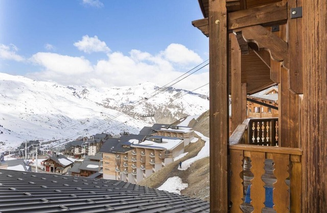 100m from ski slopes, fitness, swimming pool, sauna, jacuzzi, hammam, balcony, tv, ski locker, 60m²