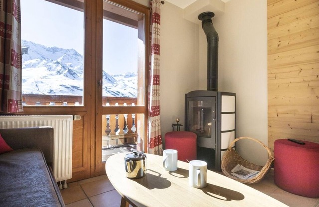 100m from ski slopes, fitness, swimming pool, sauna, jacuzzi, hammam, balcony, tv, ski locker, 60m²