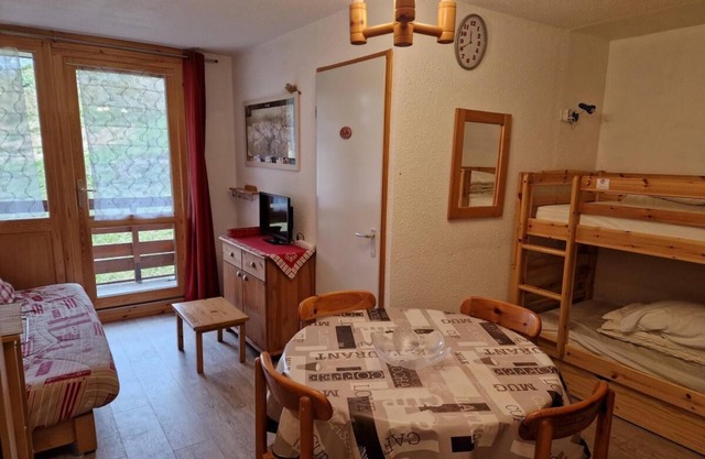 100m from ski slopes, 1st floor, view ski slopes/village, balcony, tv, ski locker, 28m², Montalbert