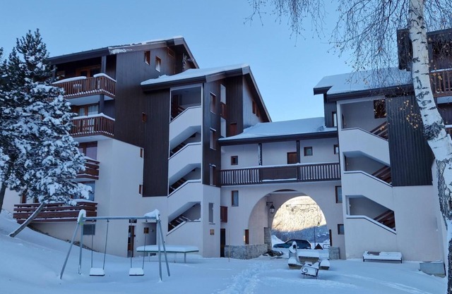 100m from ski slopes, 2nd floor, view mountain, balcony, tv, ski locker, 30m², Montalbert
