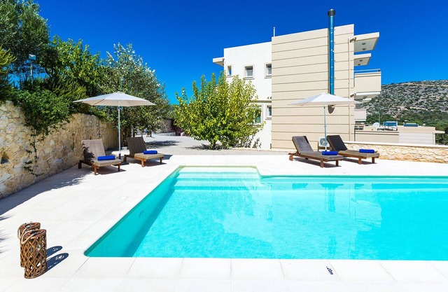 100m to Loutraki Beach/Private Heated Pool/Ping Pong Table/BBQ Area