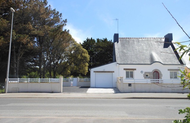 100m² house with 480m² enclosed garden 200m from the sea