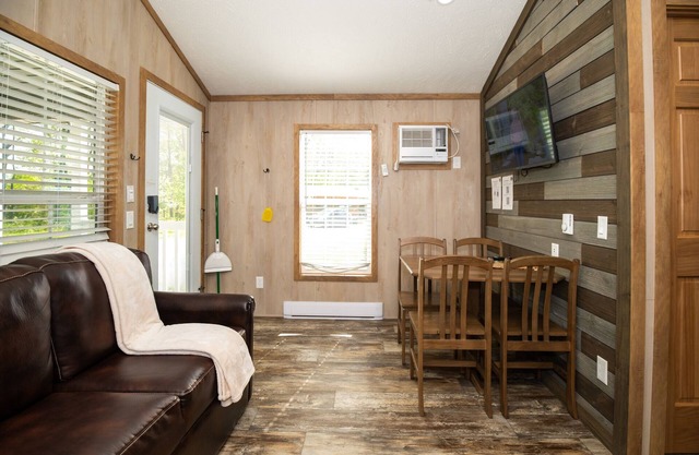 101) Cardinal Farmhouse Style Cabin. Close to Hocking Hills State Park and more!