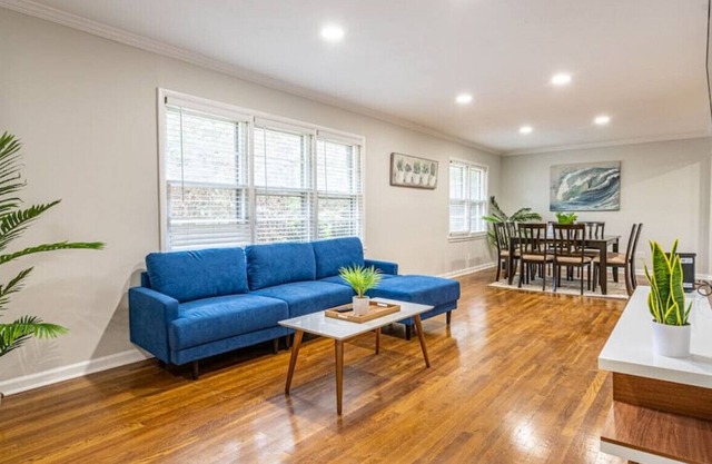 103 Noble · ❈Southern Charm❈ 5 Bedroom Home, Centrally Located