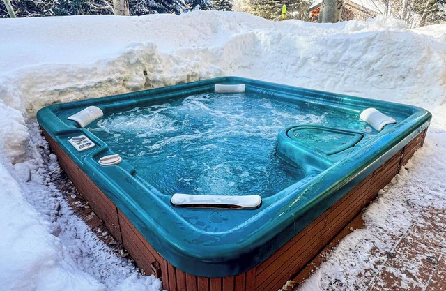 #104 Private Hot Tub, 2 car garage, abundant parking, Elkhorn Amenities