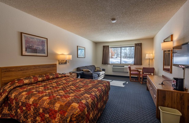 104 Queen Room with Sleeper Sofa and Jetted Tub