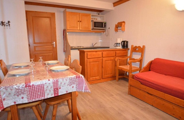 10m from ski slopes, 5th floor, view mountain, balcony, tv, ski locker, 44m², Les Menuires
