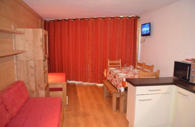 10m from ski slopes, 6th floor, balcony, tv, ski locker, 36m², Les Menuires