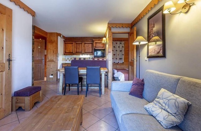 10m from ski slopes, 5th floor, view mountain, swimming pool, sauna, hammam, balcony, tv, ski locker