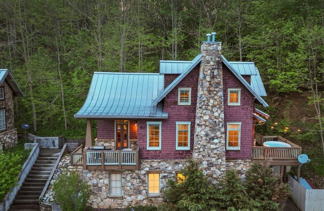 10Min to Hatley Pointe~Hot Tub~Amazing Views