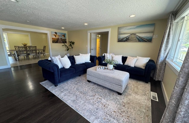 11 Guest Spacious 6-bedroom house in wonderful Clackamas with AC, WiFi