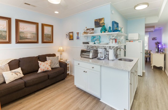 #110 Picture Perfect Studio w Sleeper Sofa, 4 Minute Walk 2 Beach, On Site Pool