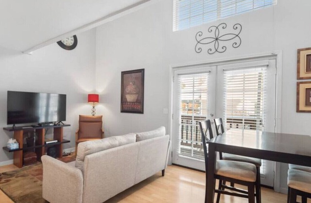 1110 E 8th · Entire Townhouse 1 bed COZY townhome w/king bed
