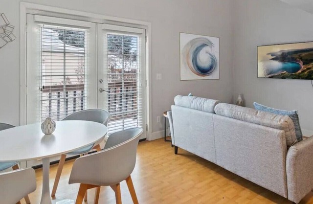 1112 E 8th · Entire townhouse 1 bed townhome w/king bed
