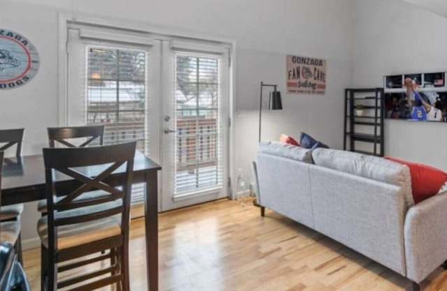 1114 E 8th · GONZAGA theme townhome w/King bed 6 mins to campus