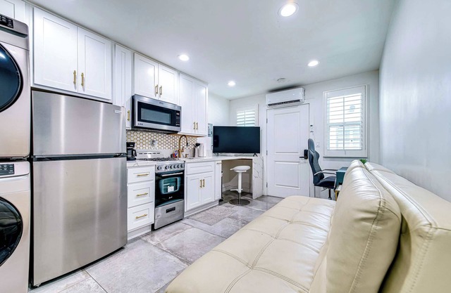 114C - Golden Trim - Downtown Digs