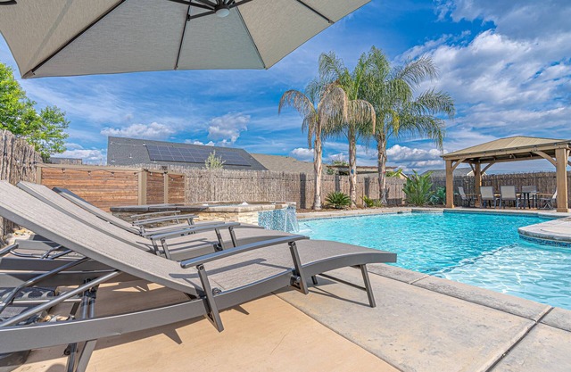 12-Bed home w/Pool&Hot tub near Sequoia National Park