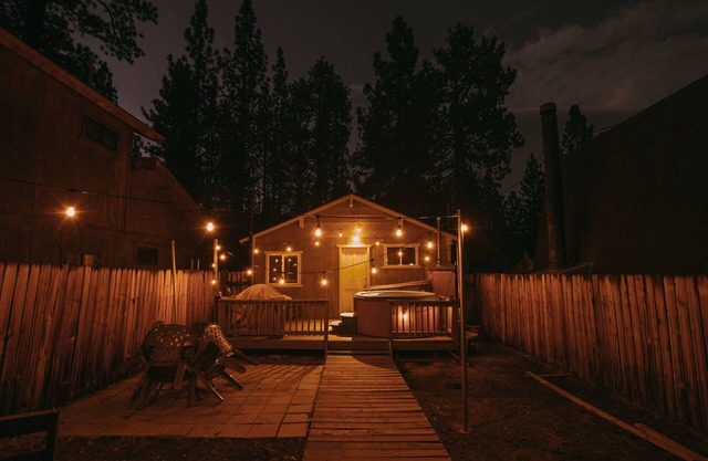 12 min to the slopes! Sugar Bear cabin- private with hot tub & fireplace 🐶