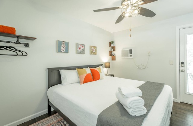 12: The Gray Room - A PMI Scenic City Vacation Rental