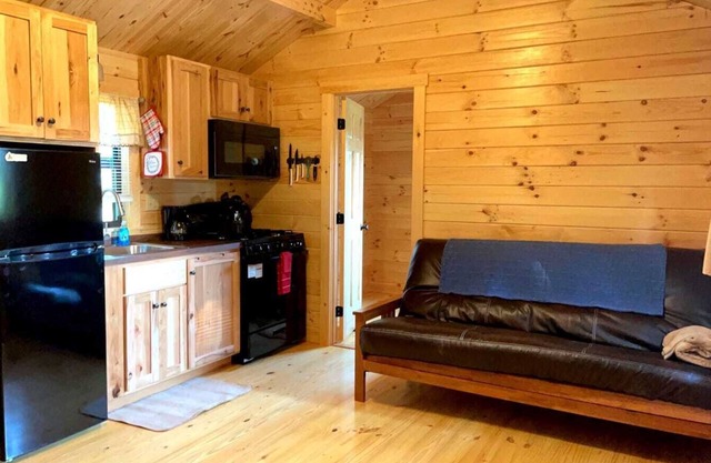 125) Zebra Dove Log Cabin. Close to Hocking Hills State Park and more!