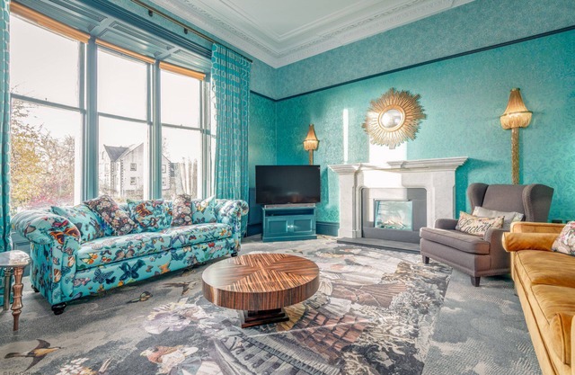 12A Queen's Gardens - Stunning town centre sleeps 7 apartment