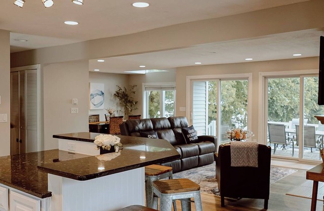 12ppl -4 bed/1 bonus room/2 bath/boat slip on the lake! Add boathouse for 16ppl