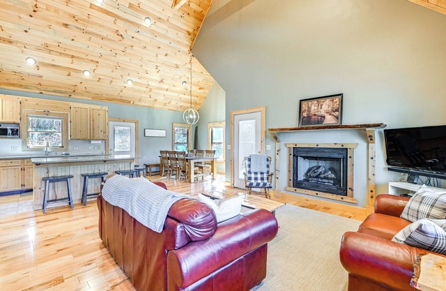 13 Mi to Cashiers: Cabin w/Wraparound Porch!