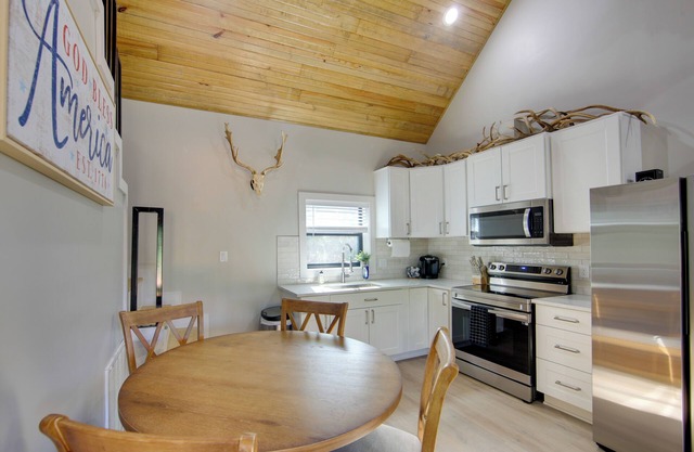 13 Mi to Dtwn Palestine: Modern Cabin w/Fire Pit