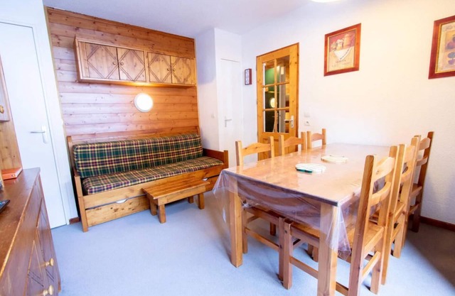 130m from ski slopes, 2nd floor, balcony, parking, tv, ski locker, 35m², La Norma