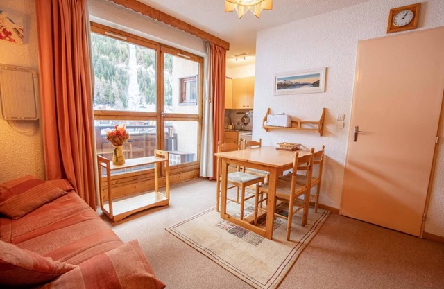 130m from ski slopes, 2nd floor, balcony, parking, tv, ski locker, 35m², La Norma