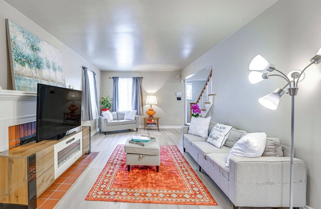 15 Mi to Dtwn Detroit: Cozy Family Home w/Yard!