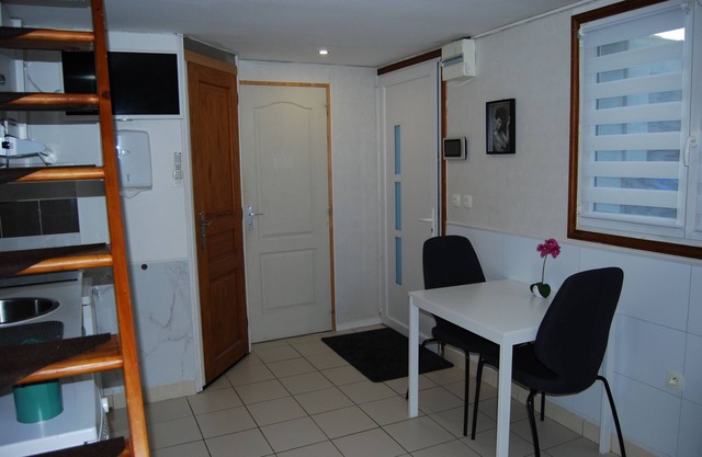 15 min from Roissy CDG Airport & 20 min from Parc Astérix, Small house on property
